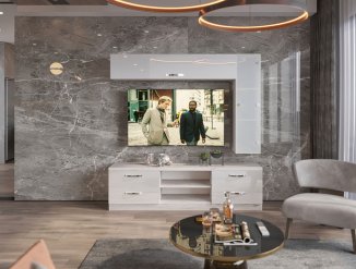 Living cu fațade lucioase.